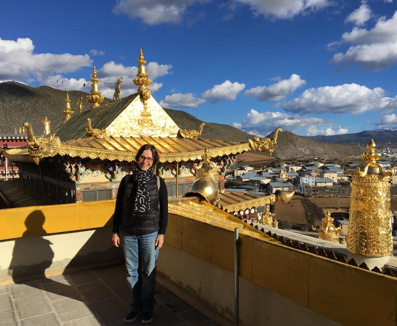 Ana Candida Perez, então cônsul-geral em Xangai, posa para foto durante viagem de lazer pela cidade de Shangri-La.